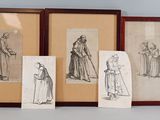 trois dessins encadrés représentant des personnages en habits médiévaux sont posés sur une table