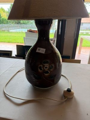 une lampe posée sur une table près d'une fenêtre