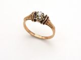 une image d'une bague en or et diamants sur fond blanc