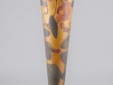 un vase posé sur une table
