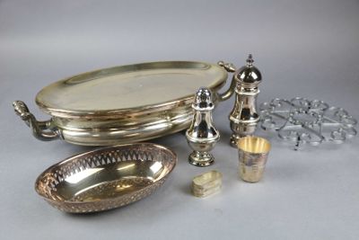 un plateau en argent avec un couvercle en argent et un plateau en argent avec un plateau en argent et un plateau en argent avec un plateau en argent et un plateau en argent avec un plateau en argent