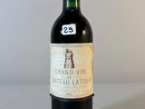 une bouteille de vin posée sur une table
