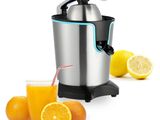 un gros plan sur un presse-agrumes avec des oranges et un verre de jus