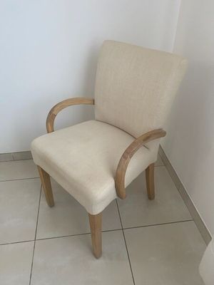 une chaise qui se trouve dans le coin d'une pièce
