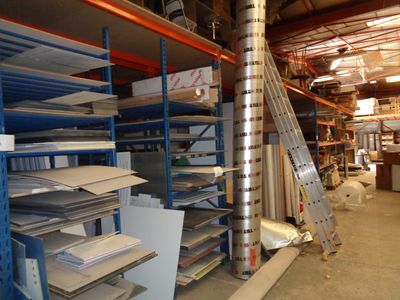 une pièce avec de nombreuses étagères et une échelle à l'intérieur