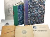 plusieurs livres sont empilés sur une surface blanche