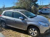 La voiture est garée sur le bord de la route, dans l'herbe.