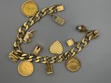 Gros plan sur un bracelet en or orné de pièces de monnaie