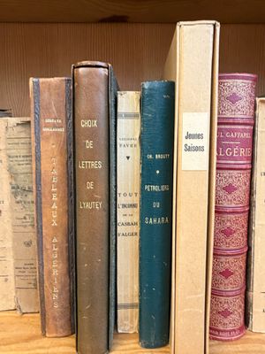 beaucoup de vieux livres sur une étagère dans une bibliothèque