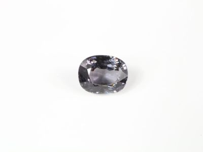 un diamant noir sur fond blanc