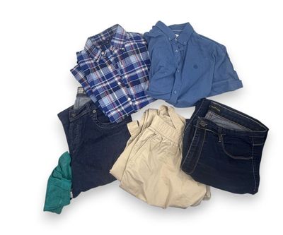 quatre paires de shorts et un t-shirt disposés sur une surface blanche