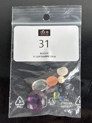 une photo d'un sac contenant des pierres de différentes couleurs posé sur une table