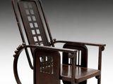 une image représentant une chaise en bois surmontée d'une armature métallique