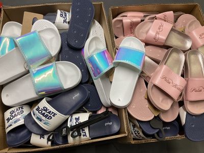 de nombreuses paires de chaussures rangées dans une boîte