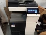 une imprimante multifonction posée sur une pile de cartons