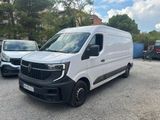 la camionnette blanche est garée dans le parking à côté d'autres voitures