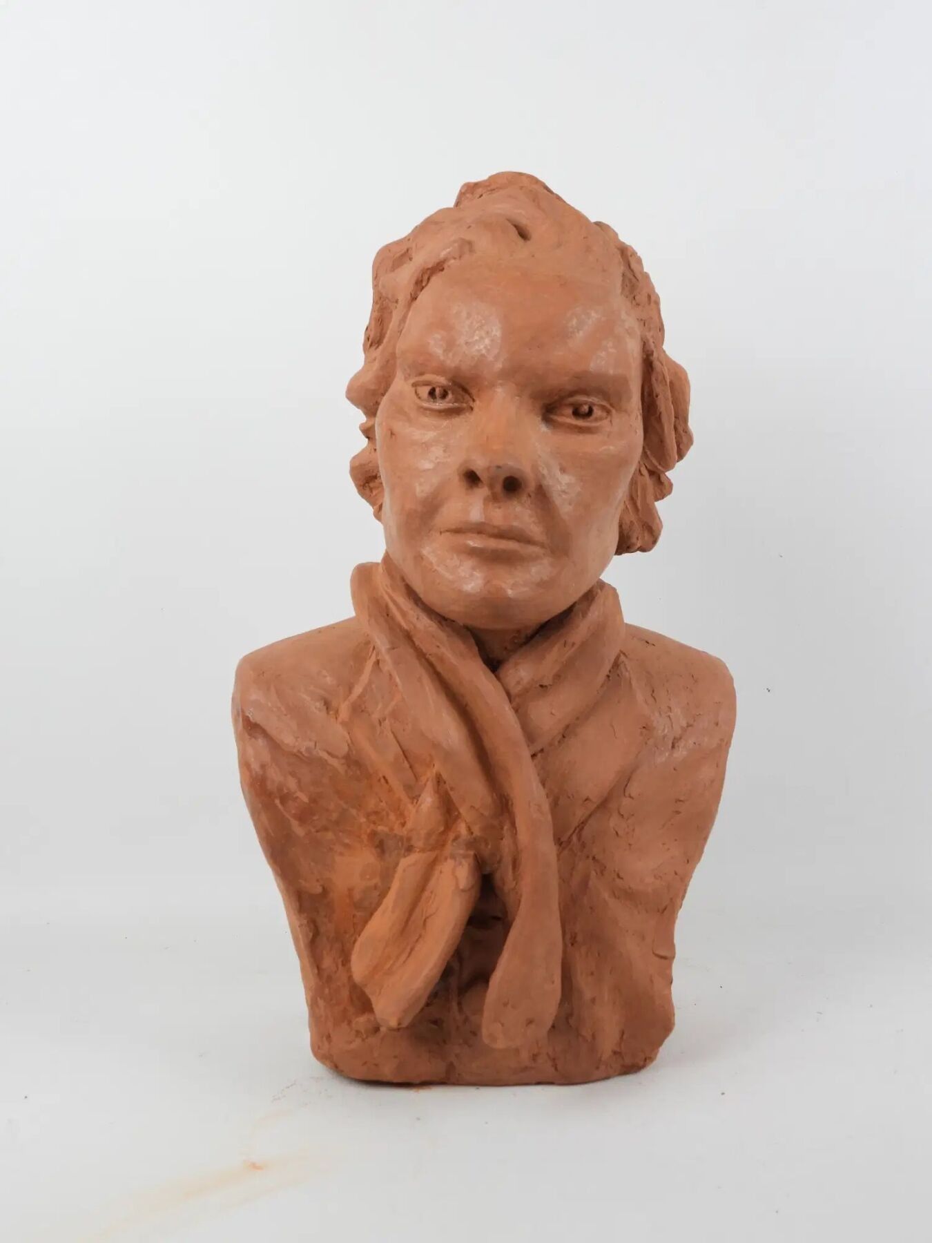 L. Doloire (XXe). Buste d'homme à l'écharpe en terre cuite, signée à la base. H.: 37 cm. (restauration)