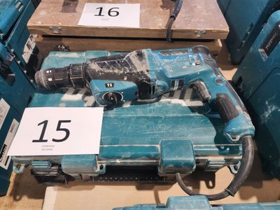 les nombreux outils exposés dans un magasin