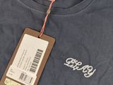 un t-shirt gris avec une étiquette sur laquelle est écrit « keep it »