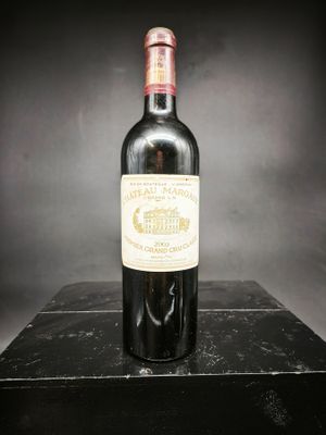 une bouteille de vin posée sur une boîte noire