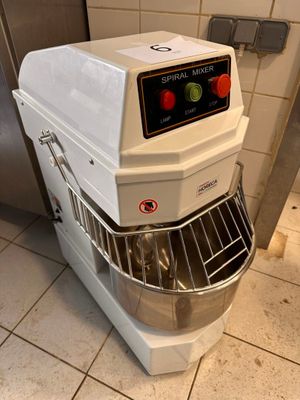 un mixeur posé par terre dans la cuisine