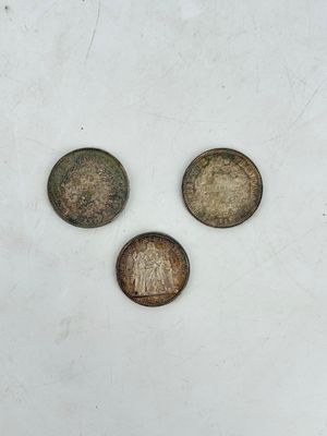 quatre pièces sont disposées en ligne sur une surface blanche