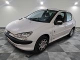 une voiture blanche garée dans une pièce
