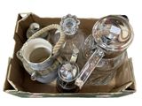 une boîte contenant de nombreux objets en verre