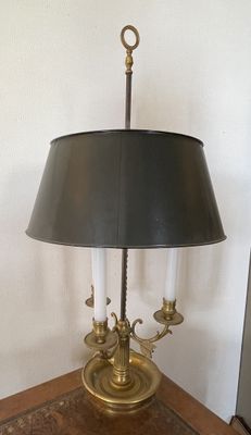 une lampe posée sur une table et munie d'un abat-jour