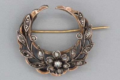 Broche «Croissant» en or et argent sertie de diamants.