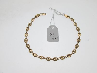 gros plan d'une chaîne de bracelets portant une étiquette de prix