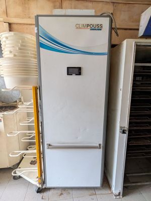 une photo d'un réfrigérateur dans une cuisine, rempli de vaisselle