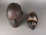 paire de masques africains sculptés dans le bois, avec une corde autour des yeux