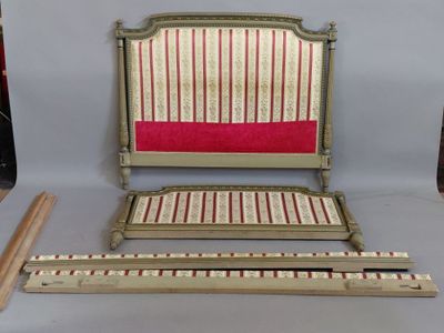 un lit recouvert d'un couvre-lit rayé rouge et blanc