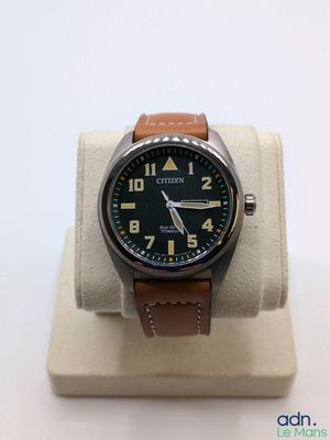 une montre posée sur un support