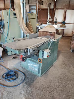 une machine qui se trouve dans une pièce où il y a beaucoup de bois