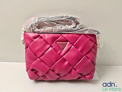 une photo d'un sac à main rose sur lequel est posé un sac en plastique