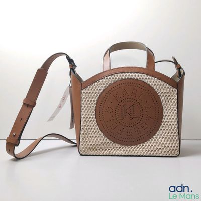 un sac muni d'une poignée et d'une bandoulière