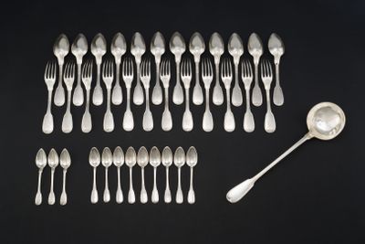 Ensemble composé de : 1/ Partie de ménagère en argent 950‰ m… - Photo 1