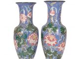 une paire de vases bleus et roses ornés de fleurs sur fond blanc