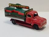 un camion miniature avec tout un tas de bouteilles à l'arrière