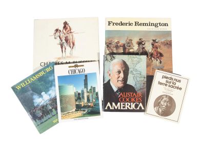 un grand nombre de livres posés sur une table