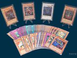 un lot de cartes posées sur une table