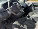 une photo d'une voiture avec un volant et un tableau de bord