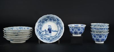 cinq bols bleus et blancs et une assiette posés sur une table