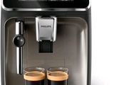 la machine à café a deux tasses de café devant elle