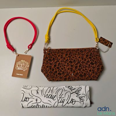 un sac à main et un cordon muni d'une étiquette