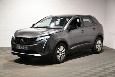 la voiture grise est garée dans le garage sur un sol en damier