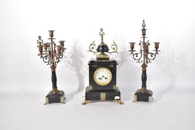 trois horloges noires et dorées placées les unes à côté des autres