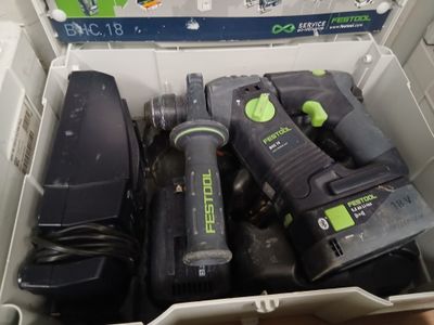 une boîte remplie d'outils posés sur le sol